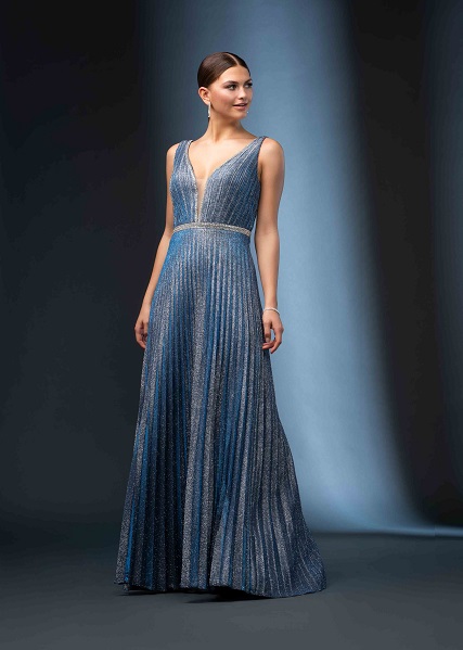 Model mit eleganten blauen Abendkleid von Itsmydress